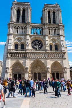 İnsanların önünde Notre Dame Katedrali