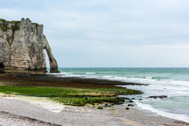  Etretat plaj ve taş kayalıklarla