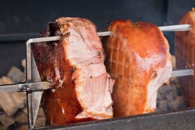 kavrulmuş domuz knuckle şiş üzerinde