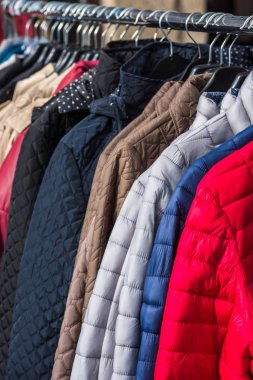 Bir mağazada asılı kış giysileri