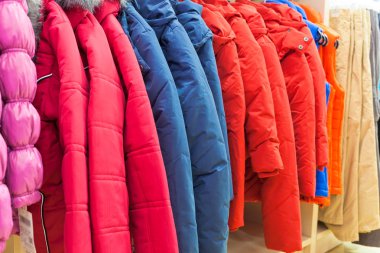 Bir mağazada asılı kış giysileri