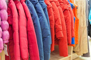 Bir mağazada asılı kış giysileri