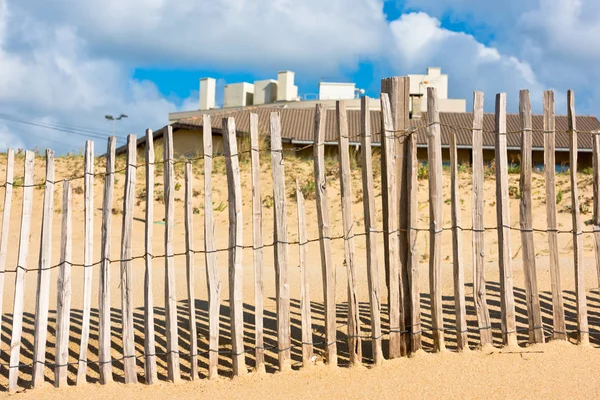 Wooden fence on Atlantic beach — Stock Photo, Image