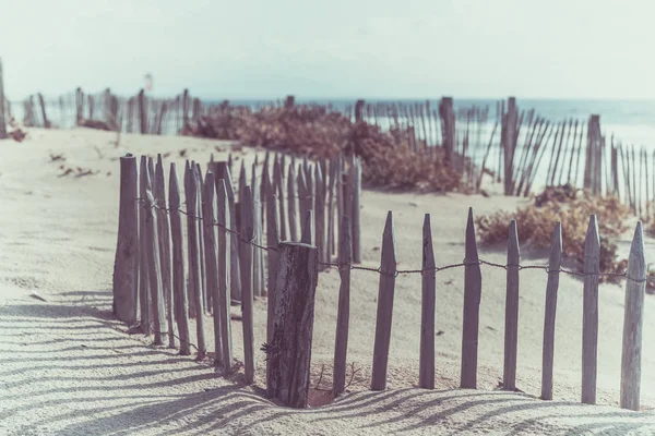 Clôture en bois sur la plage de l'Atlantique — Photo