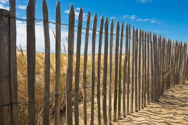 Valla de madera en la playa del Atlántico —  Fotos de Stock