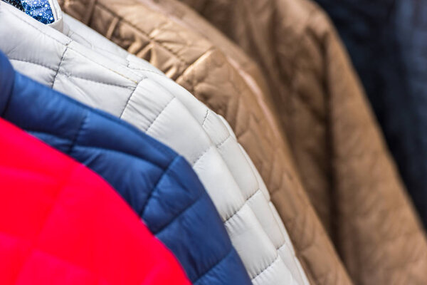 Зимняя одежда висит в магазине
