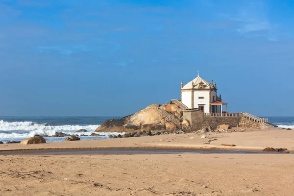 Kapel op een kust van Portugal — Stockfoto