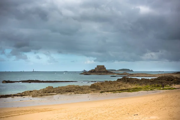 Praia de areia em Saint Malo — Fotografia de Stock