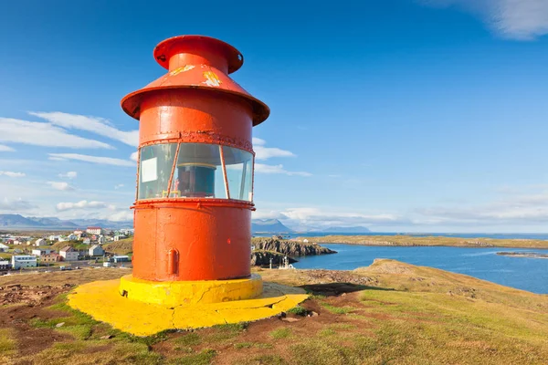 Červený maják nad Stykkisholmur, Island — Stock fotografie