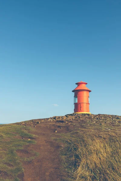 Roter Leuchtturm auf einem Hügel, Island — Stockfoto