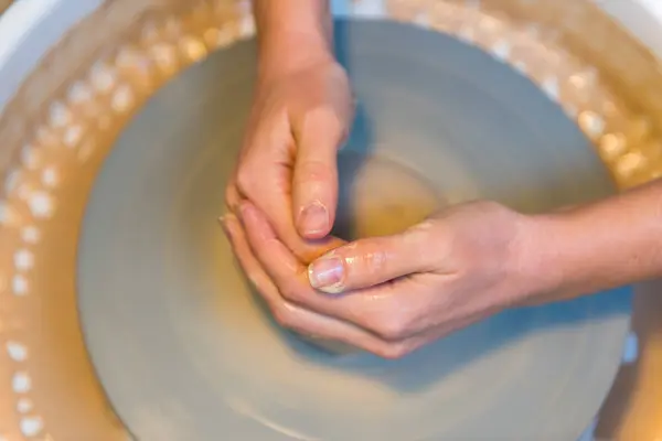 Ruce, vytvoření hliněné nádoby — Stock fotografie