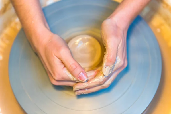 Hände schaffen ein irdenes Gefäß — Stockfoto