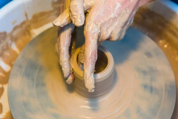 Ręce, tworząc gliniane jar — Zdjęcie stockowe