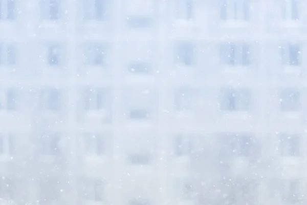 Nevicata sulla facciata di un edificio residenziale — Foto Stock