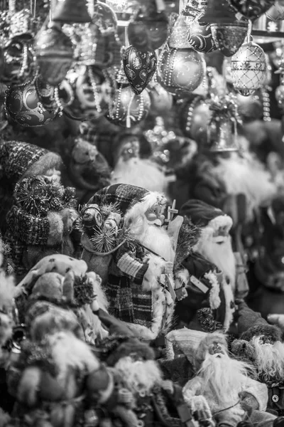Decorazione natalizia in un mercato europeo — Foto Stock