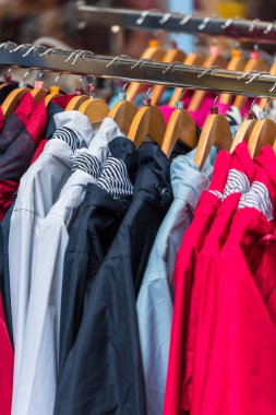 Bir moda mağazada asılı parlak yağmurluklar