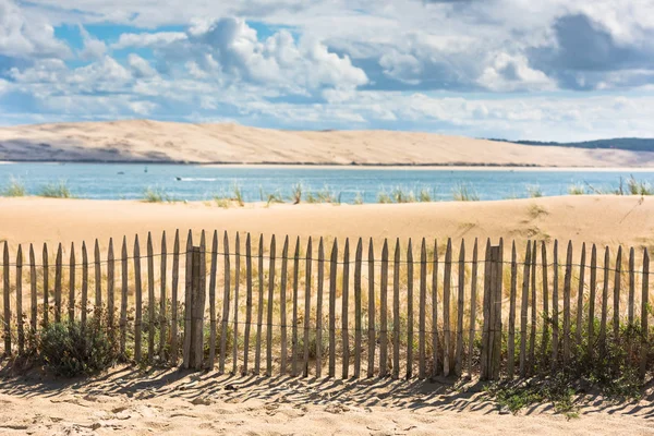 Dřevěný plot na Atlantic beach ve Francii — Stock fotografie