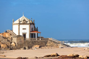 Portekiz kıyısında beyaz taş Şapel