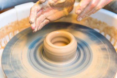 İn bir çömlekçi eller