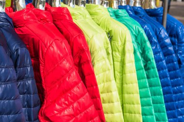 Bir mağazada asılı kış giysileri