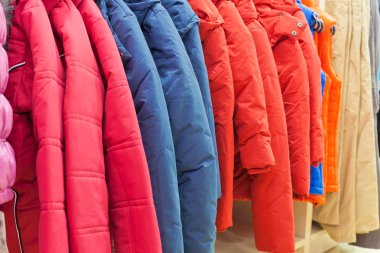 Bir mağazada asılı kış giysileri