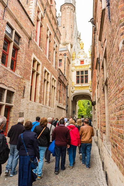 Persone sulla vecchia strada di Bruges, Belgio — Foto Stock