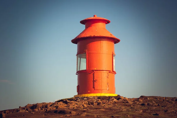 Roter Leuchtturm auf einem Hügel, Island — Stockfoto