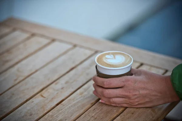 Female hand holding a coffee cup — Stock Photo, Image