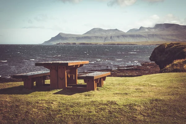 Mesa de madeira e bancos na área de descanso — Fotografia de Stock