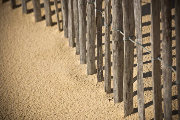 Cerca de madeira na praia atlântica na França — Fotografia de Stock