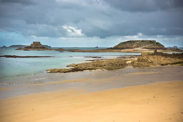 Marea baja en Saint Malo, Bretaña — Foto de Stock