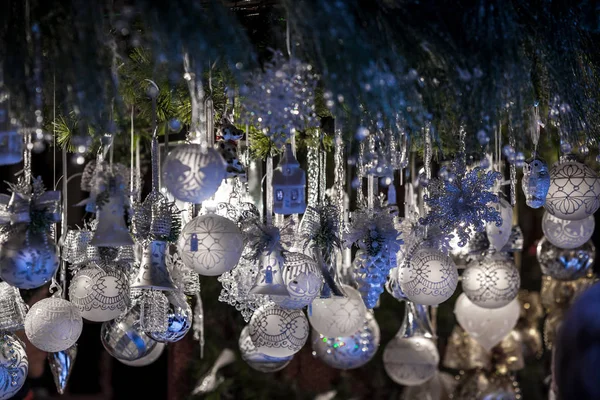 Décorations de Noël sur un marché européen — Photo