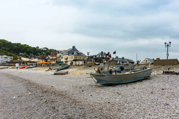 Widok na plażę i łodzie rybackie w Etretat — Zdjęcie stockowe