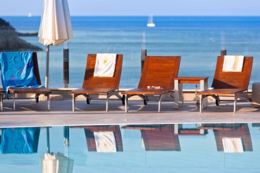 Güneşli bir günde yüzme havuzu