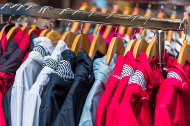 Bir moda mağazada asılı parlak yağmurluklar