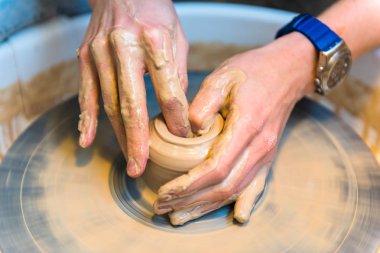 İn bir çömlekçi eller