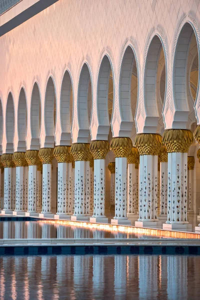 Белая мечеть шейха Зайеда — стоковое фото