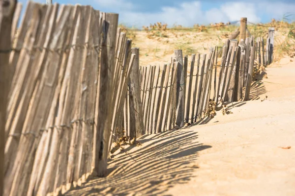 Dřevěný plot na Atlantic beach ve Francii — Stock fotografie