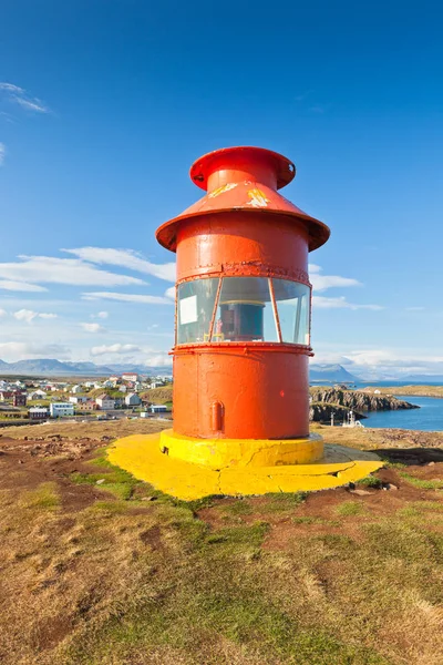 Röd fyr ovanför Stykkisholmur, Island — Stockfoto
