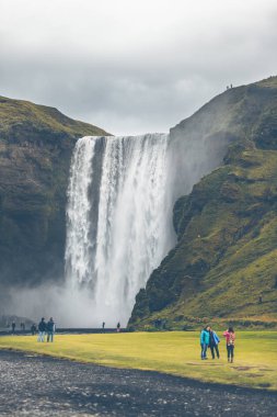 Skogafoss şelale dağlarda
