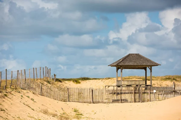 Wooden fence on beach — Stock Photo, Image