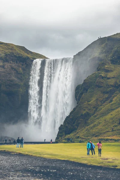 Skogafoss şelale dağlarda