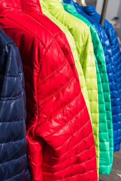Vinterkläder hängande i butik — Stockfoto