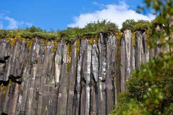 Svartifoss vattenfall i bergen — Stockfoto