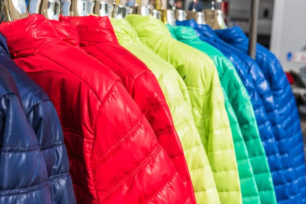 Mağazada asılı kış giysileri — Stok fotoğraf