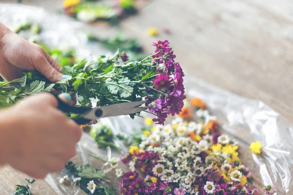 Florist making flower decoration — Stock Photo, Image