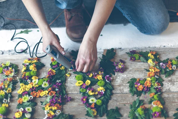 Florist macht Blumenschmuck — Stockfoto
