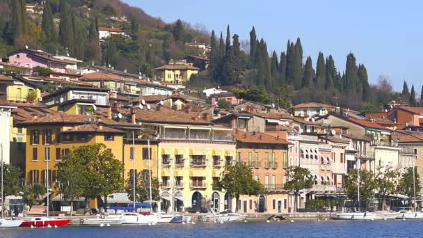 Panoramautsikt över Salo stad kajen på Gardasjön i Italien — Stockvideo