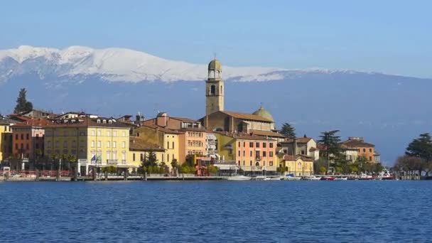 Panoramautsikt över Salo stad kajen på Gardasjön i Italien — Stockvideo