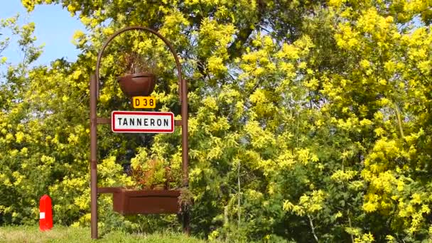 Señal de tráfico de Tanneron, pequeña ciudad de Provenza-Alpes-Cte d 'Azur, Francia . — Vídeos de Stock